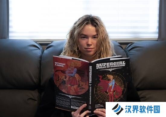DC《超女》大电影首曝片场照 女主看超女漫画